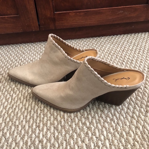 Dainty Hooligan NWT slip on tan mule heels - Picture 5 of 12